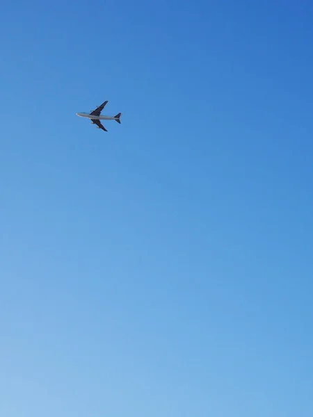 Gran Avión Transporte Cuatro Motores Está Volando Lejos Cielo Azul — Foto de Stock