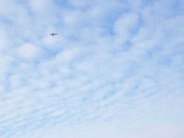 Avión Pasajeros Está Volando Lejos Cielo Azul Las Nubes Blancas — Foto de Stock