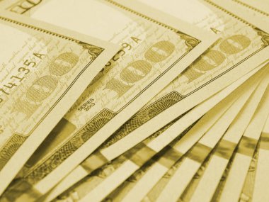 Yüz dolarlık Amerikan banknotları. Yakın plan notların bir parçası. 100 rakamına odaklan. Ekonomik para tasarrufu ve Amerikan doları. Hafif zeytinli arka plan ya da fon. Makro