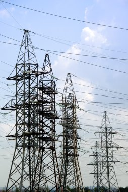 Yüksek voltajlı elektrik hatları için kuleleri seti