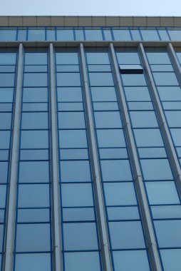 Modern bir binanın ön cephesi.