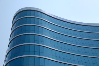 Modern bir binanın ön cephesi.