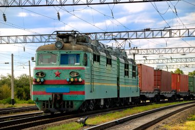kirli yüzü ile tren