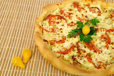 ev yapımı tüm pizza bir hasır üzerinde