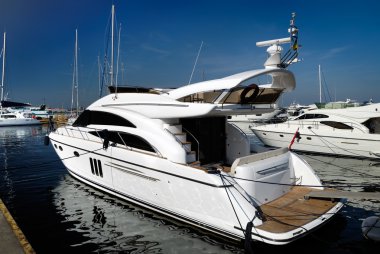 bir beyaz yacht Harbour
