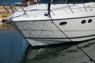 white yat kıyıya demirlemiş