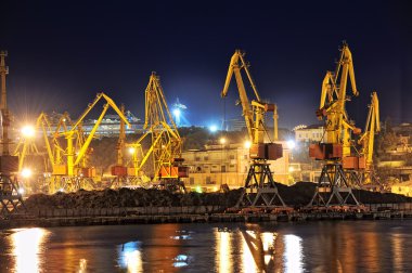 Endüstriyel bağlantı noktasının gece görünümü