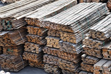 arka plan olarak ham tahta yığını