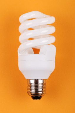 enerji tasarruflu ampul üzerinde sarı