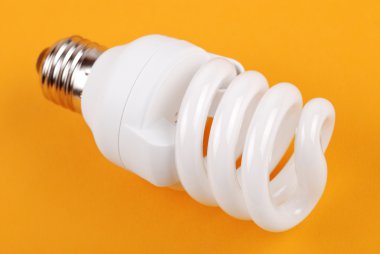enerji tasarruflu ampul üzerinde sarı