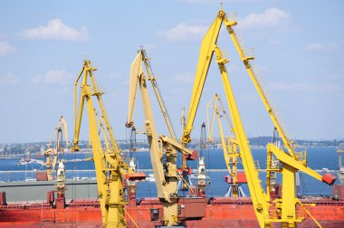 bağlantı noktası ambar yükleri ve konteynerler