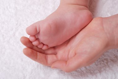 Bebe ayak anne elinde