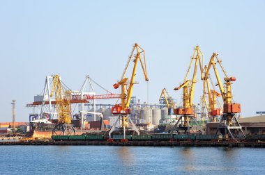 bağlantı noktası ambar yükleri ve konteynerler