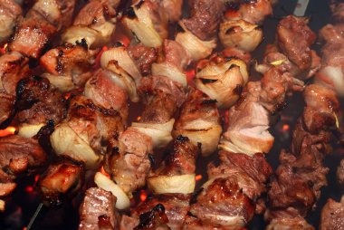 bir şiş üzerinde pişirme et