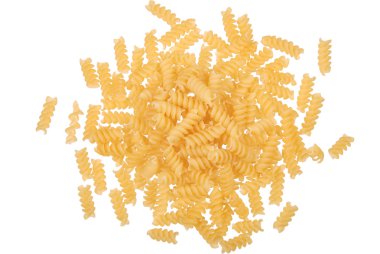 beyaz üzerine spiraller şeklinde pişmemiş makarna