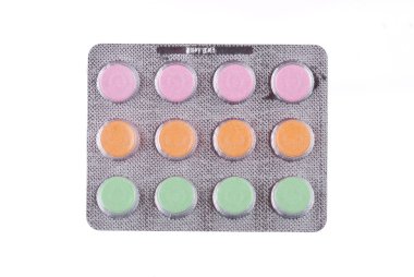 paket üzerinde beyaz tabletler