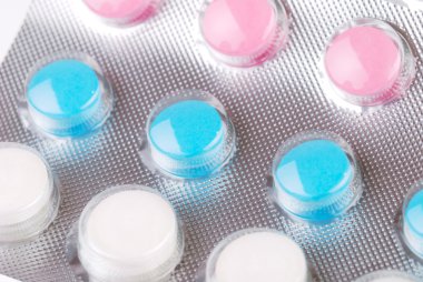 çeşitli tabletler ve beyaz vitamin