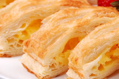 arka plandan dilimli topuz