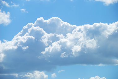 Mavi gökyüzüne karşı yumuşak beyaz bulutlar