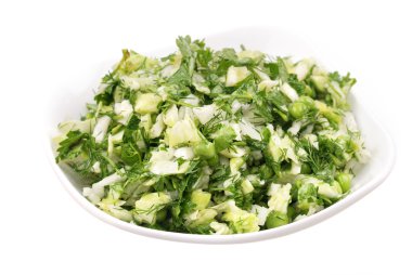 taze salata sebze ve yeşillik bir plaka üzerinde