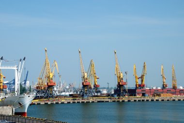 Vinçler, yükleri ve gemi ile ticaret Limanı