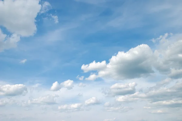 蓝蓝的天空上好软云 — 图库照片