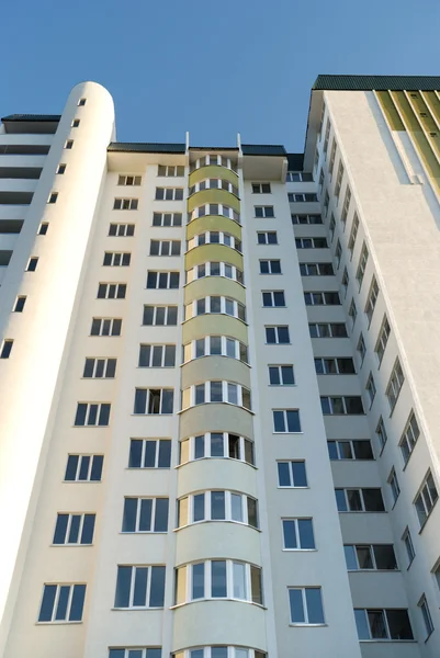 Фасад нового многоэтажного кондоминиума — стоковое фото