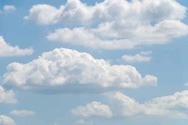 Гарні м'які хмари на блакитному небі — стокове фото
