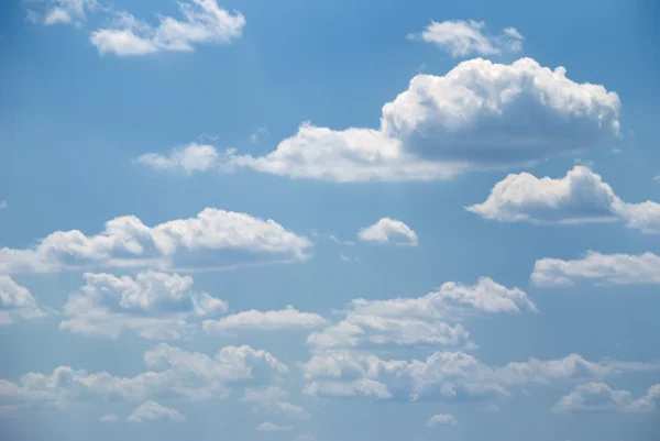 Awan putih lembut dan langit biru — Stok Foto