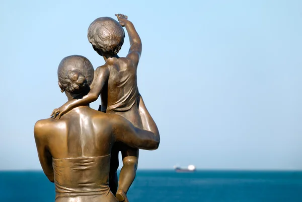 Скульптура семьи, уходящей с корабля — стоковое фото