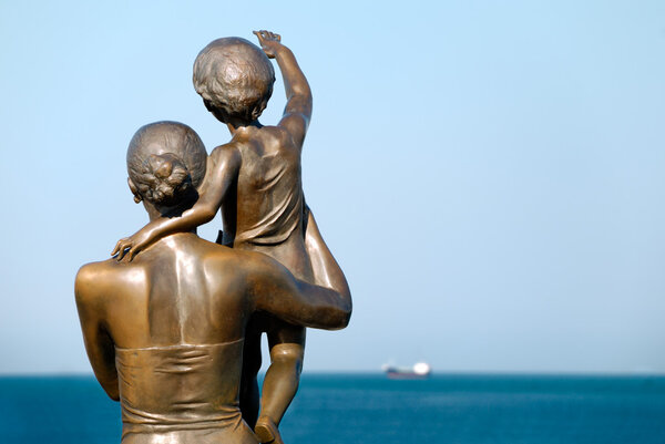 Скульптура семьи, уходящей с корабля
