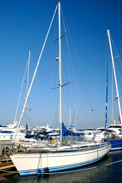 White sailing yacht on an anchor — Stock Photo, Image