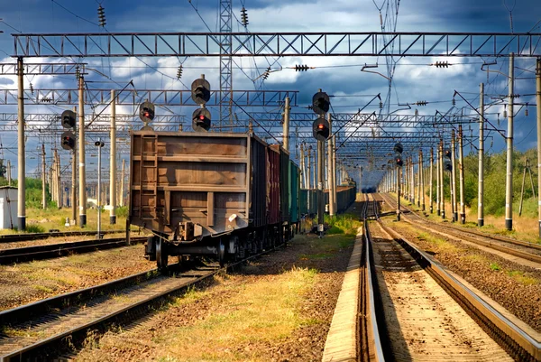 O trem ferroviário com carros — Fotografia de Stock