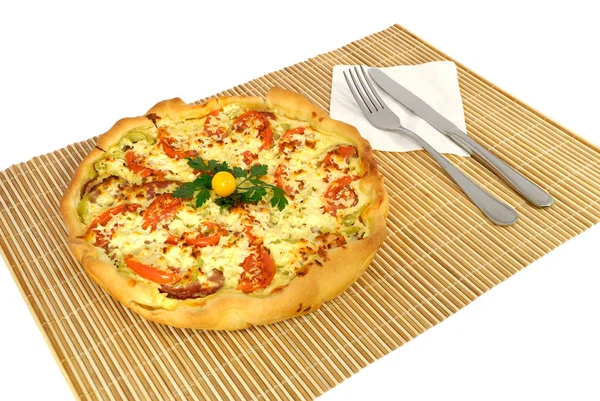 Hausgemachte ganze Pizza auf einer Matte — Stockfoto