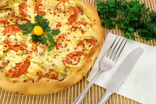 Pizza integrală de casă pe un covor — Fotografie, imagine de stoc