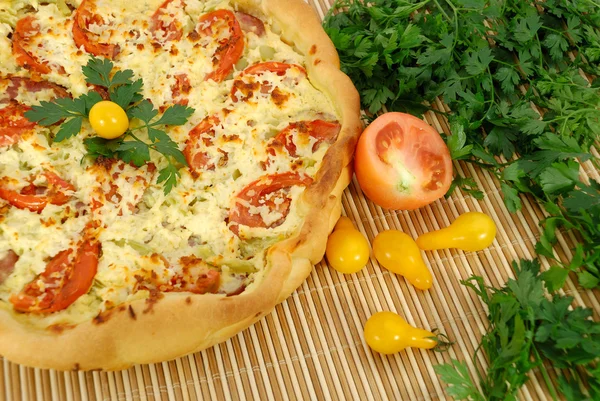 Pizza integrală de casă pe un covor — Fotografie, imagine de stoc