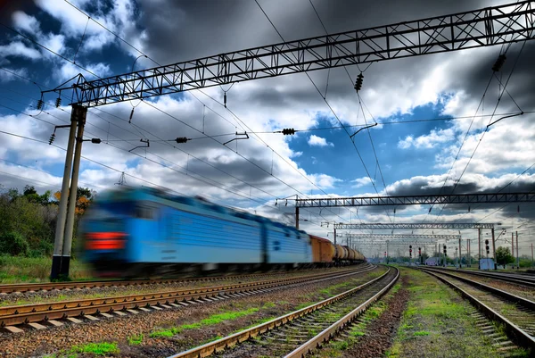 Le train rapide se précipite dans le ciel sombre — Photo