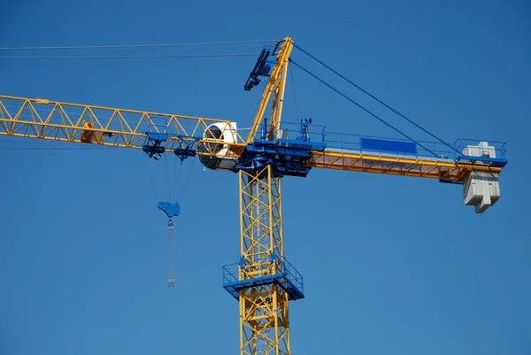 La grúa de construcción contra el cielo azul —  Fotos de Stock