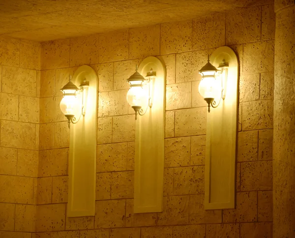 Cena noturna com lanternas em uma parede — Fotografia de Stock