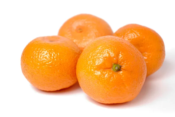 Quatro tangerinas em branco — Fotografia de Stock