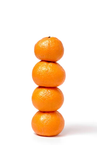 Четыре мандарины в форме колонны — стоковое фото