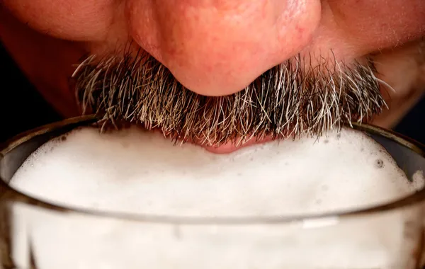 The man drinks beer — Stock Photo, Image