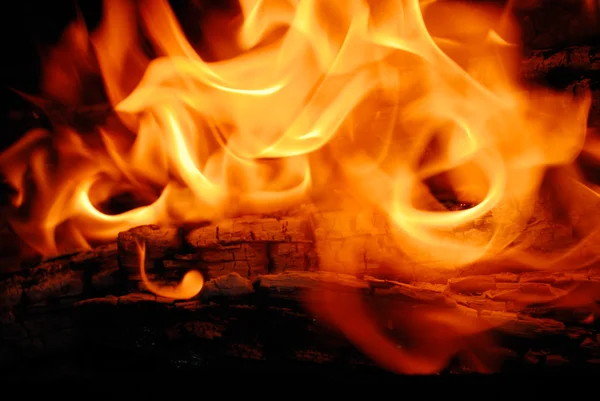 Siyah bir ateşe odun yanan — Stok fotoğraf