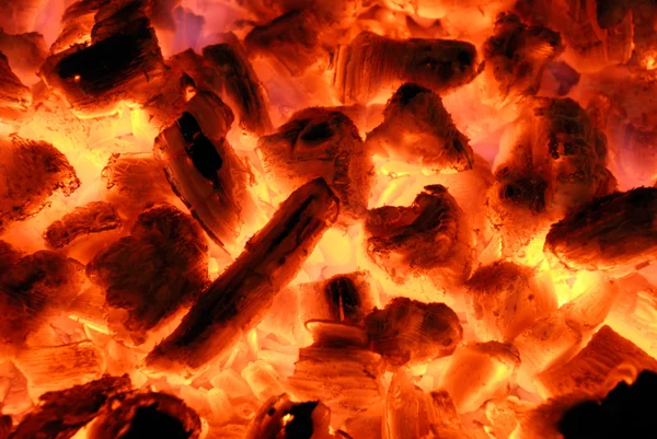 A madeira de fogo aquecida brilhante — Fotografia de Stock
