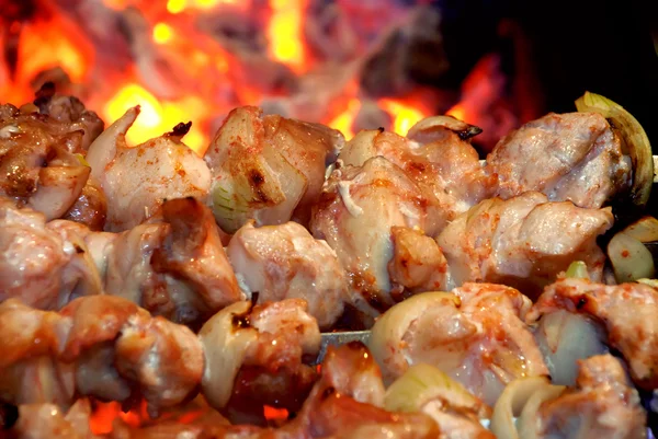 A carne frita-se no fogo — Fotografia de Stock