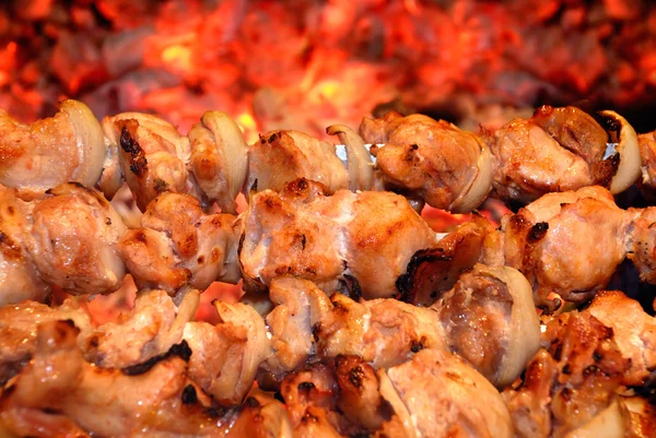 Close-up van preparaat een shish kebab in brand — Stockfoto