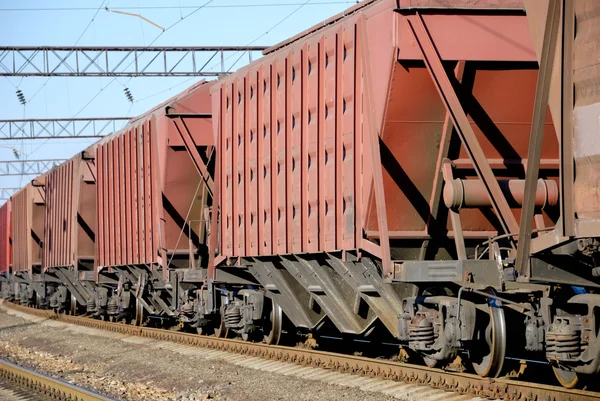 Il treno con le auto per il carico secco — Foto Stock