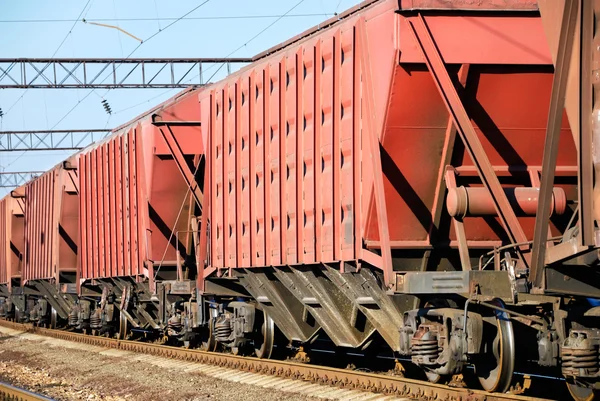 Le train avec des wagons pour la cargaison sèche — Photo