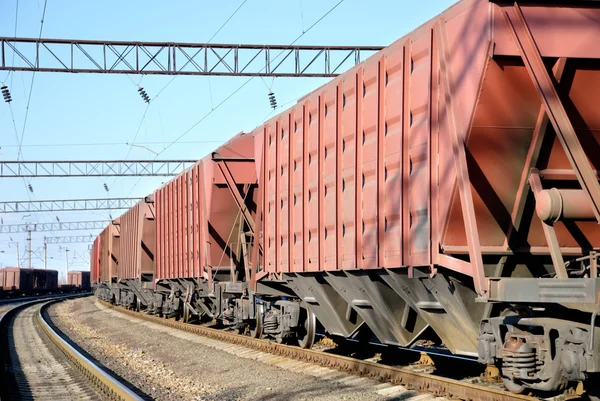 Il treno con le auto per il carico secco — Foto Stock