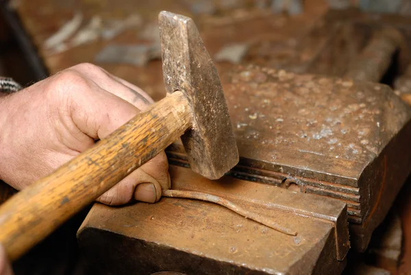 Restauración de clavos curvos por un martillo — Foto de Stock